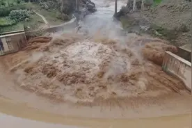 壮观！澄城龙首坝雨后水流激增 气势如虹视频封面