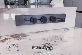 不用担心岛台插座没留够，不改电路就能多出好几个插座