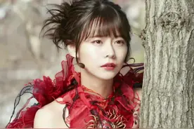 原艺名花川芽衣，因身体原因毕业，之后以浅仓唯出演阿基蕾拉