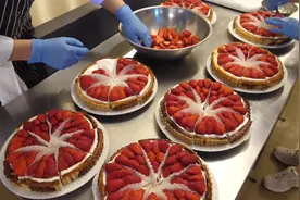 各式各样的水果派蛋糕店、这生意好的一塌糊涂#派#塔#蛋糕#烘焙