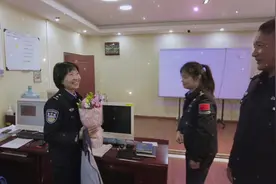 工作中的女民警收到领导送的#女神节礼物 ！#警察 #西藏 （来源视频封面