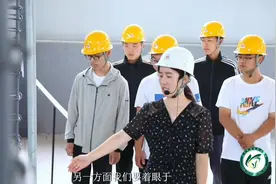 让学生站在教育正中央是我校的办学理念。我们要牢记为党育人视频封面