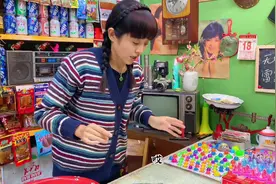 老板娘的两块钱和辣条，为什么不见了呢？你看到了吗？#小卖部