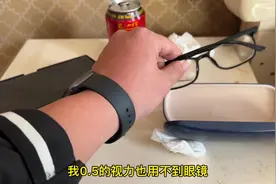 一对小情侣退房 来检查房间 没想到这次房间竟留下这么多东西视频封面