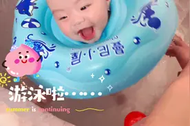 四个月的小兔子第一次游泳，自己游的挺嗨#爱洗澡的小宝宝 #萌娃