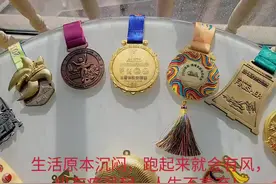 用圆饼铺满圆桌， 祝新年团团圆圆！ 纵有疾风起， 人生不言弃！视频封面