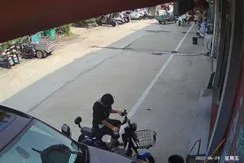 这个小孩 也不怕热 跑我家电动车上玩这么久视频封面