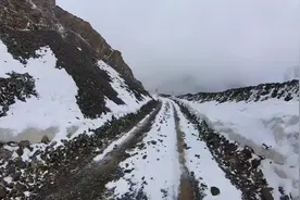 骑125踏板穿越丙察察进藏途中遇下雪，人被冻成了傻子视频封面