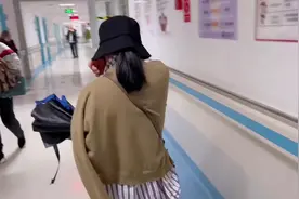 在等待手术时，爸爸打电话来只说了句话，33岁女儿便哭的像个小孩视频封面