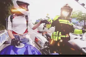 希望能和铁骑哥哥成为好朋友#骑士与交警碰拳 #机车女孩视频封面