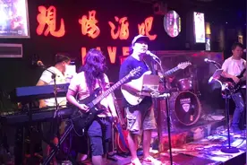 《我是愤怒》的现场版，看看我掰发哥的威力！😜😜😜#乐队现场视频封面