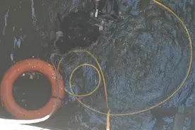 珠海海阳潜水公司潜水员在清理电厂水下拦污栅……视频封面