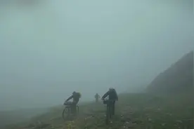 只要有一个失误，旁边就是万丈悬崖的滑坠！#山地车 #秘境传骑视频封面