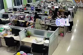 高考老师帮学生查分的激动时刻，根本按耐不住 #查分 #高考查分视频封面