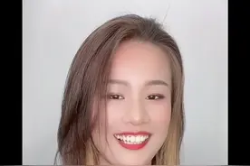 推荐一个显白的配色。 亚麻棕配金黄色，真的非常搭。#三亚染发视频封面