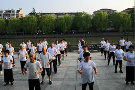第七节：拍打腹部  位置：小腹，肚脐平面以下  手势