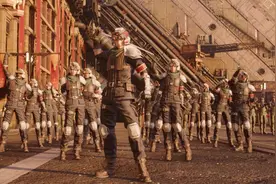 《最终幻想7.重生》米德加第七步兵连队游行方阵表演 #最终幻想7