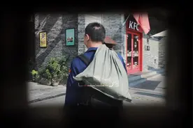 注意看，视频里的这个男人是崇左消防 的抓蛇小编视频封面