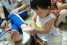 两岁半萌娃对姐姐一点也不嫌弃，给姐姐脱袜子视频封面