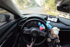 次世代马自达3昂克赛拉仪表盘上显示刹车！是什么意思呢？视频封面