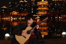 当琵琶手拿起吉他，弹到一半原形毕露了！！！ #音乐