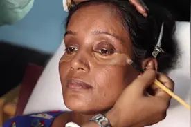 印度女子常年在乡下农活，皮肤又黝黑又老气，妆后变气质女神视频封面