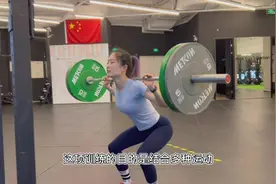 #运动达人 拿杠铃的美女yyds！#爱健身的小姐姐视频封面
