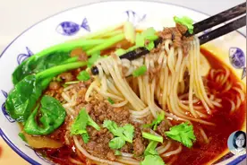 超简单的牛肉米粉，有菜有肉还有蛋，早上热乎乎嗦一碗，太满足了视频封面