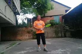 常用却有点不合理的步法训练方式，中老年慎练。#羽毛球