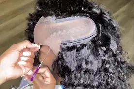 非洲小姐姐喜欢弄新发型，用胶水粘上一层层假发后，时尚又漂亮