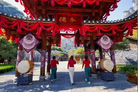 德夯（苗文：deut hangd）大峡谷风景名胜区位于中国湖南省西部视频封面