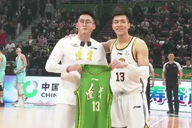 追风少年 登陆#辽宁男篮 赛场，艾伦为忠华赠送亲签球衣视频封面