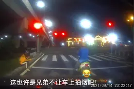 车上不能抽烟，哪怕是摩托车！ #交通安全视频封面