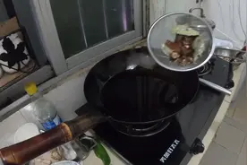 辣椒油，又名油泼辣子、红油，讲究一香二红三辣！现学教程