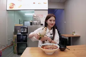 太冷了，来找我的刘亦菲吃热呼呼肉酱米线喽！ #抖音美食推荐官视频封面