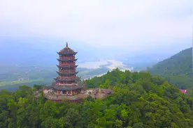 都江堰位于四川成都平原西部都江堰市西侧的岷江上，距成都56公里视频封面