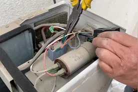 #我的日常工作 #空调安装 #空调维修 安装外机并更换外机风机电容视频封面