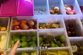 第一次来广西，水果用醋泡着吃，树根是长在外面的，面是按两吃的视频封面
