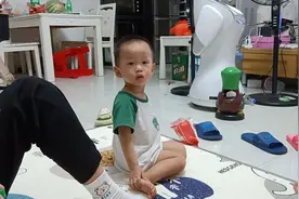 2岁侄子人小志向大 穿开档裤就想上北大😍😍#人类幼崽成长记视频封面