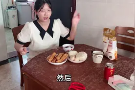 小成在家尝试做油条，用自发面粉真省事，做出来味道还不错视频封面