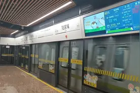 开往蓝天路站(可换乘9号线)的上海地铁14号线陆家嘴站视频封面
