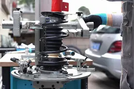 拆装避震熟练的让人心疼…#抖音汽车 #mini #小钢炮 #jcw #哈蔡特