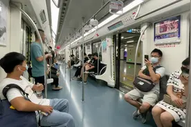长沙地铁1号线乘车体验：五一广场站。#瑞士清风拍摄#长沙地铁