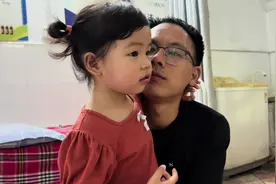 玥玥半夜起烧了，又咳嗽又吐，还不忘哄小姨放假了给她买好吃的视频封面