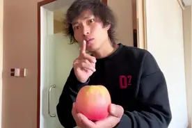 网上有个传言，说当你的握力达到了60公斤就可以轻松捏碎苹果视频封面