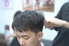 男生别剪三面光发型了，现在流行微风短发，时尚又有型