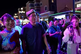 俞敏洪到新疆了！参观游览新疆博物馆和国际大巴扎