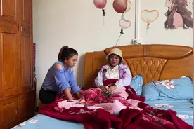 小妹心里受委屈了？当着表妹的面忍不住哭了，表妹的做法很暖心