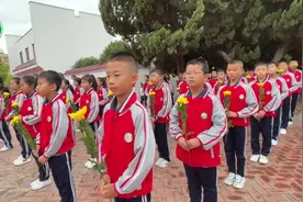 市西街小学学生在烈士纪念日到来之际为烈士献唱 #烈士纪念日视频封面