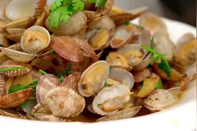 做梦也没想到花蛤扔锅里泡一泡，出锅瞬间变美食，鲜嫩无沙无腥味